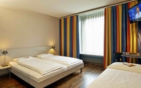 Standard Triple Hotelzimmer im Sorell Hotel Ador Bern