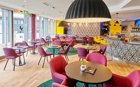 Lounge und Kaffeebar im Sorell Hotel Ador Bern