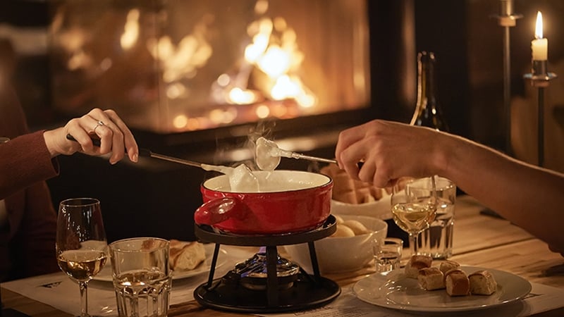 Das Fondue Chalet hoch über Zürich