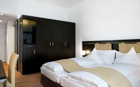 Ein Superior Doppel Twin Bett Zimmer im Sorell Hotel Tamina Bad Ragaz