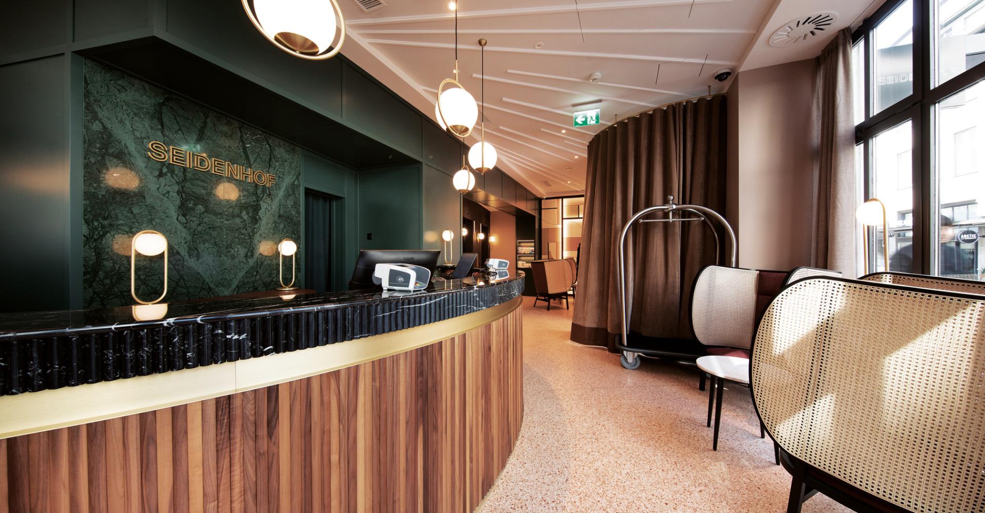 die Lobby und Bar im Sorell Hotel Seidenhof