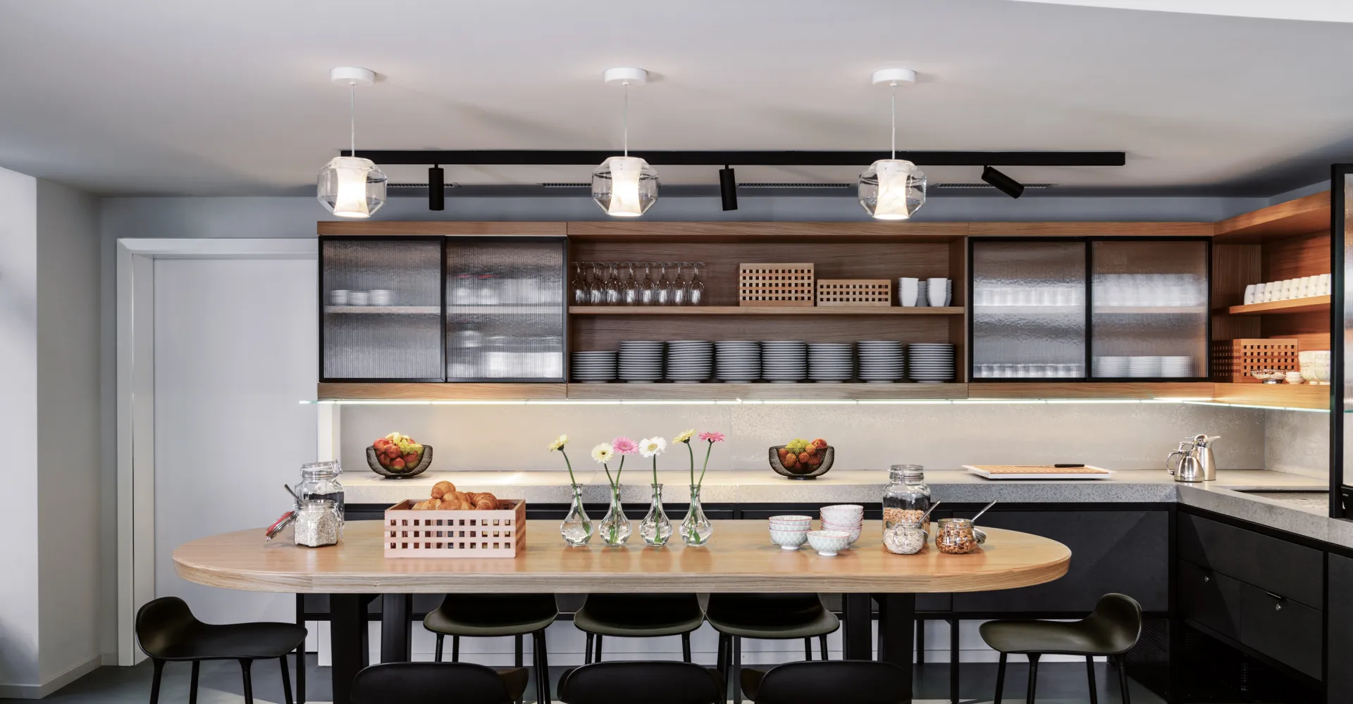 Lobby mit angerichtetem Frühstück im Sorell Hotel City Weissenstein