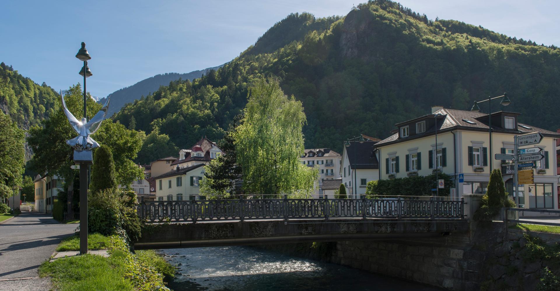 Bild einer Brücke im Dorfkern von Bad Ragaz