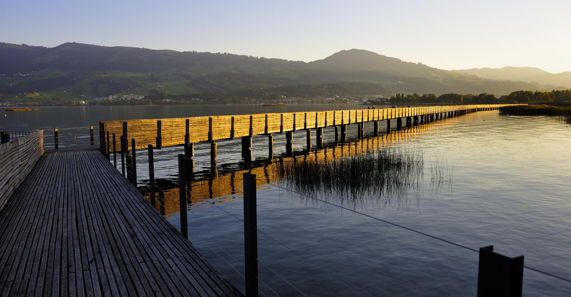 Holzsteg auf dem Zürichsee in Rapperswil bei Abendstimmung