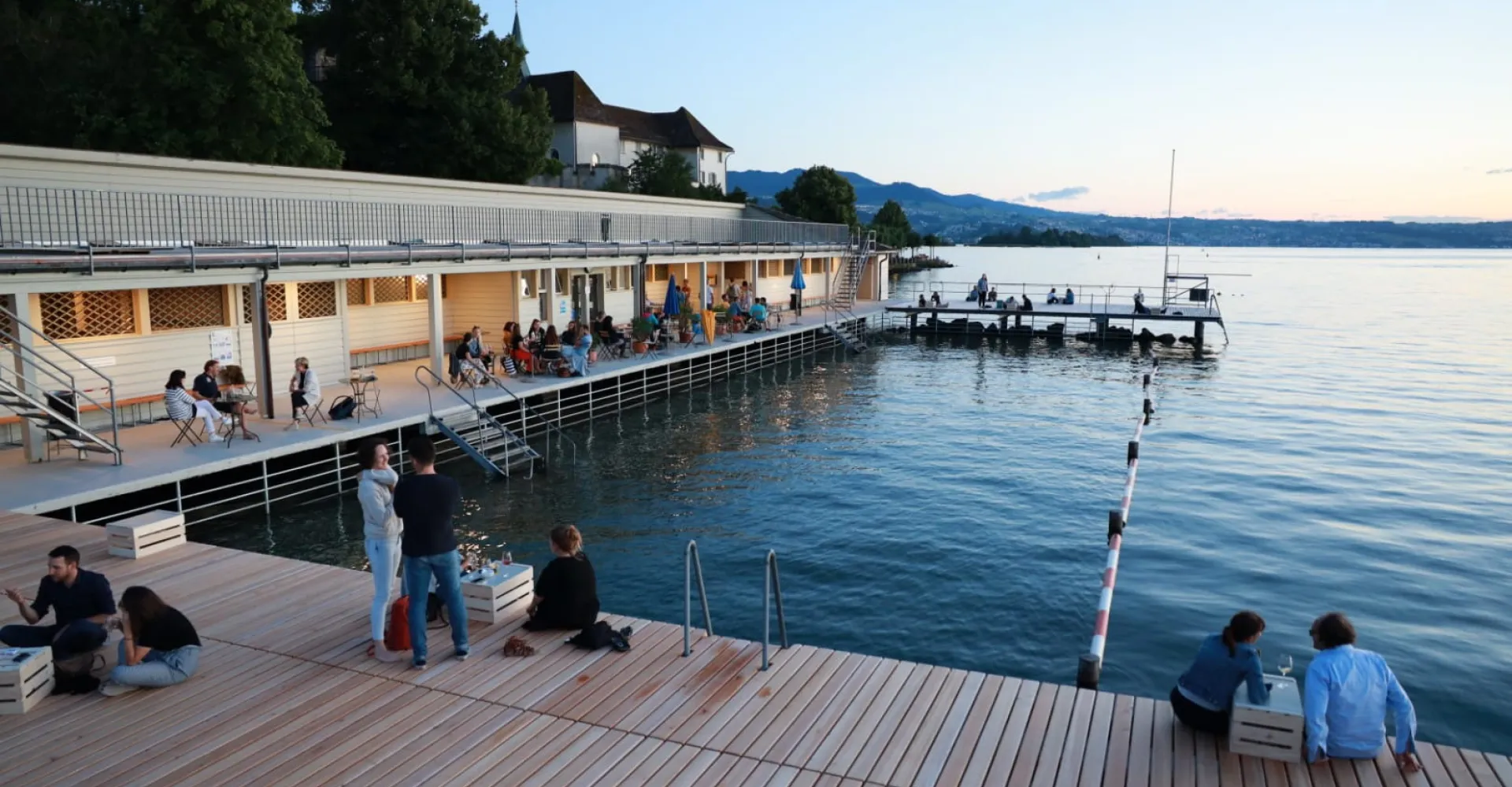 Lakeside resort in Rapperswil with people who linger