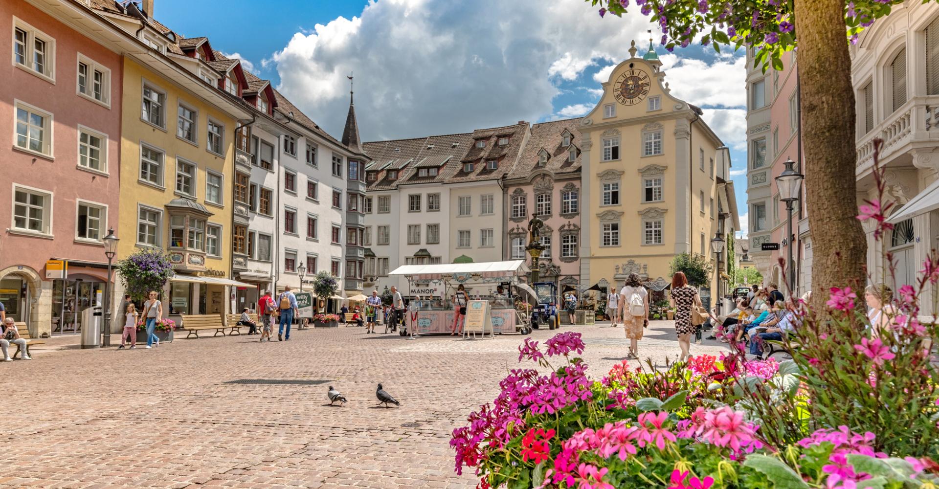 Blick auf den Fronwagplatz in Schaffhausen mit einem Glacestand