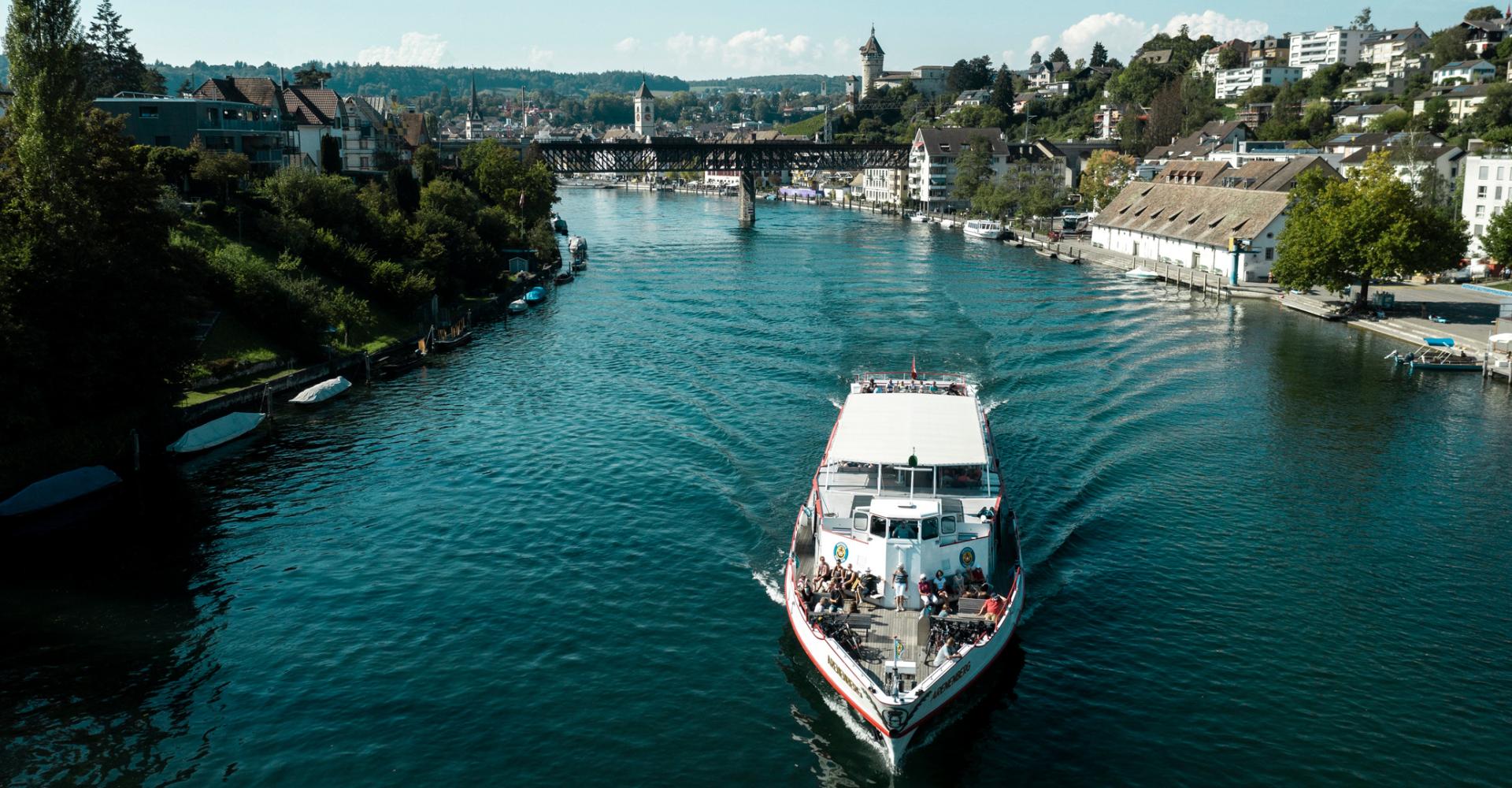 Schiff auf dem Rhein mit der Altstadt von Schaffhausen