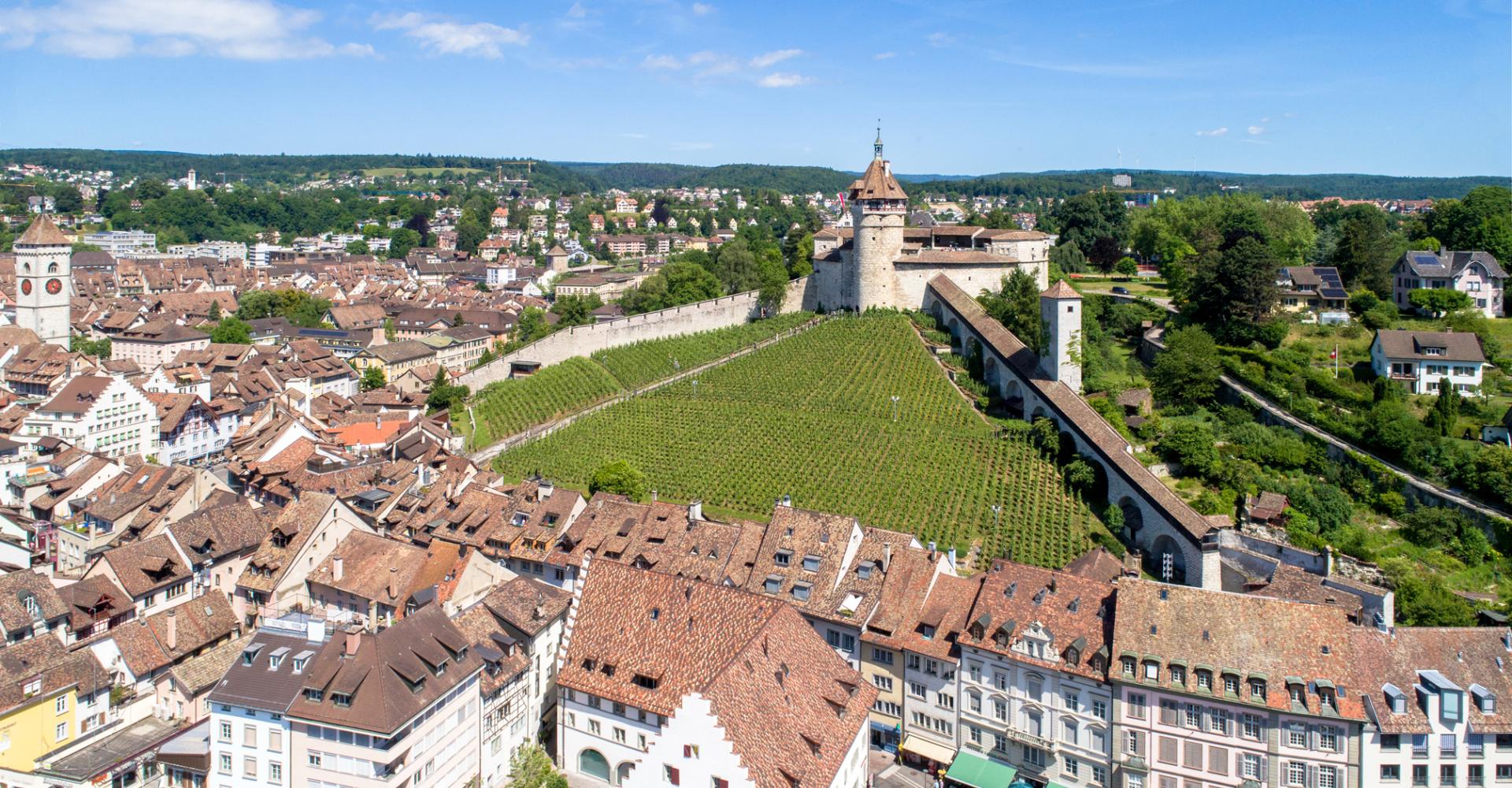 Blick am auf den Munot in der Schaffhauser Altstadt