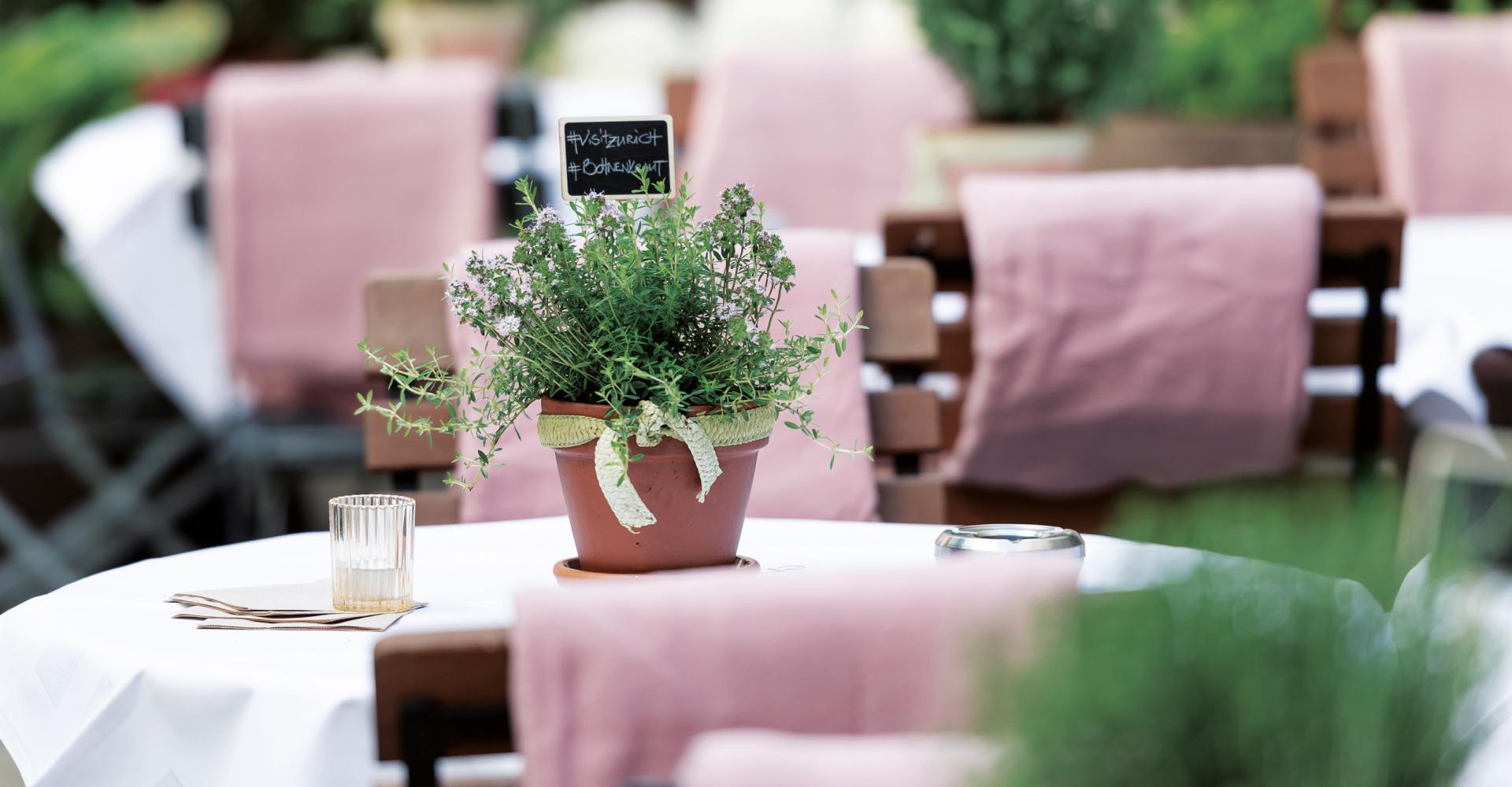 Aufnahme der Tische im Garten des Restaurants Enja