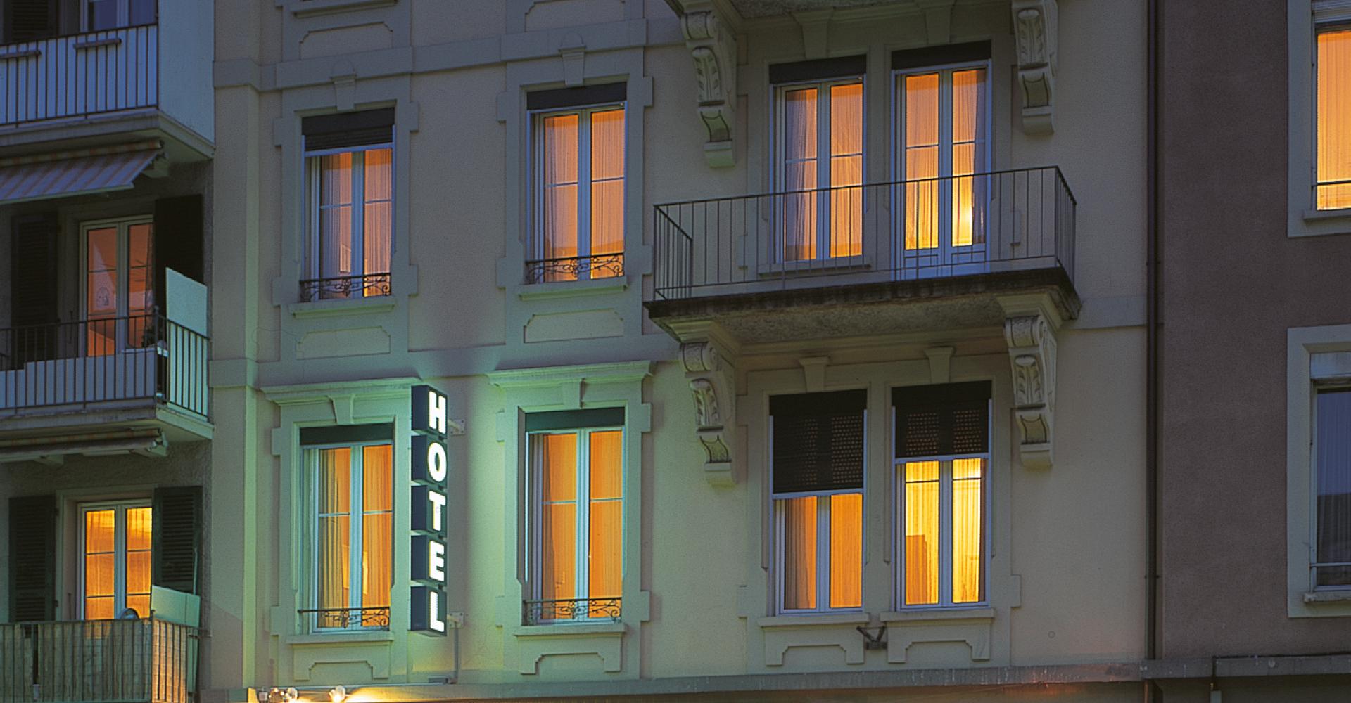 Aussenansicht des Hotels Arabelle bei Nacht