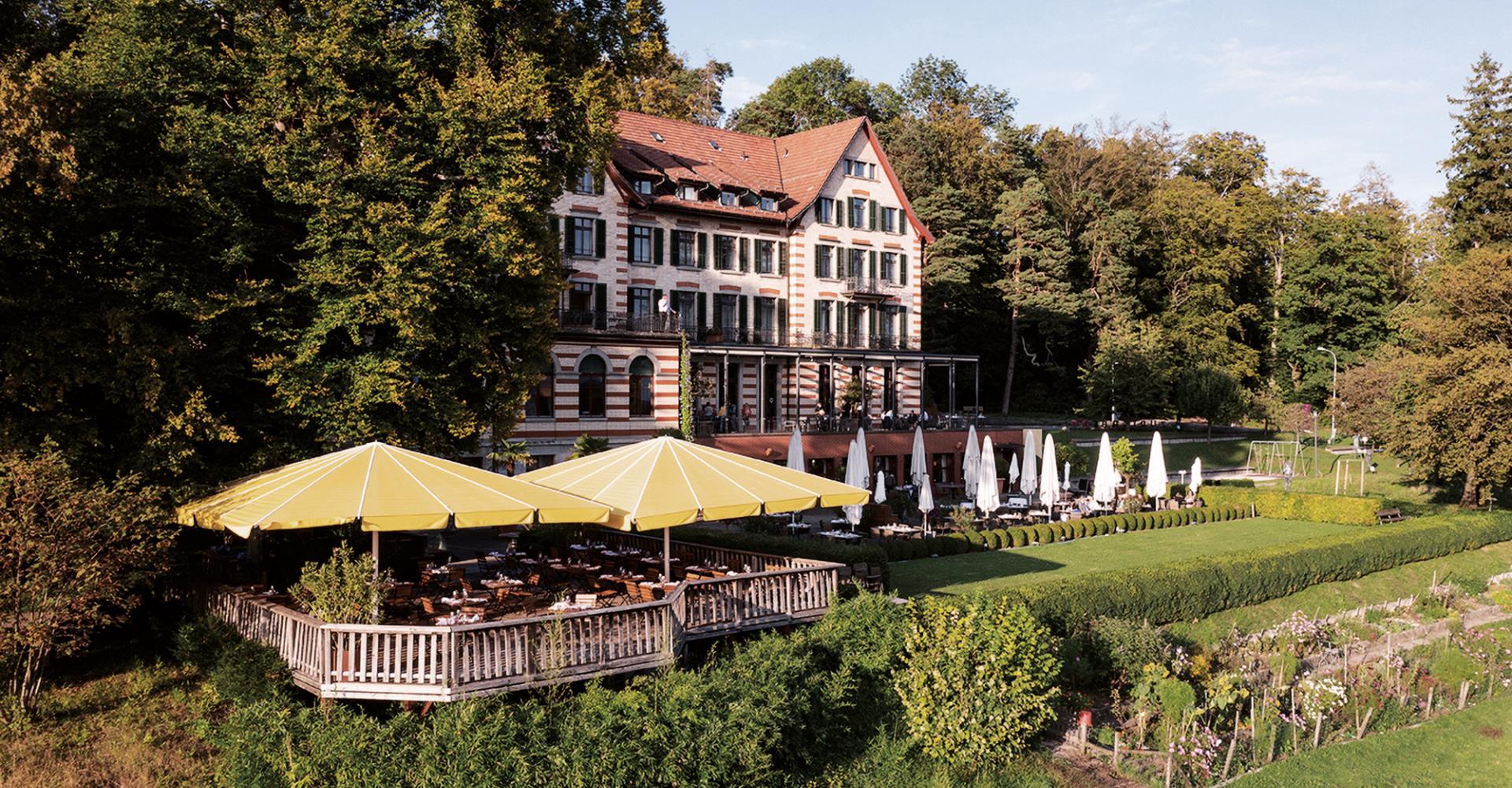 Aussenansicht des Hotels Zürichberg und der Terrasse