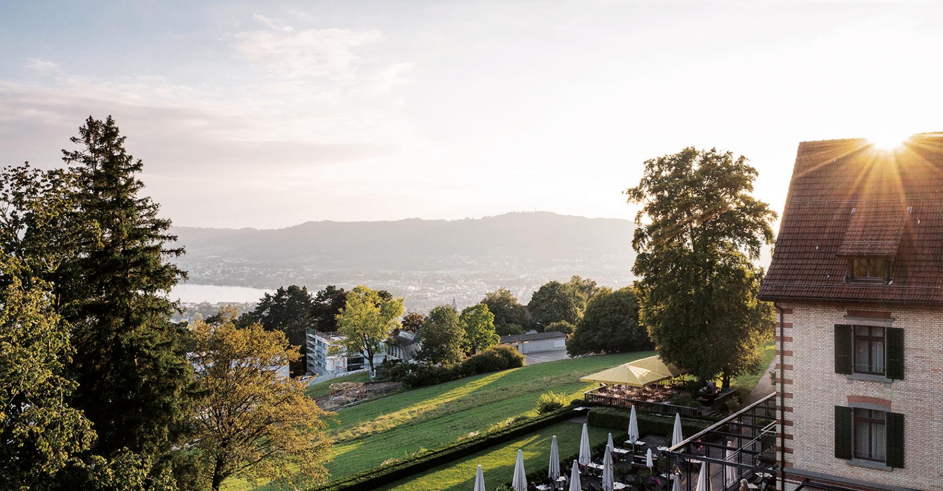 Terrasse mit Aussicht auf Zürich des Hotels Zürichberg