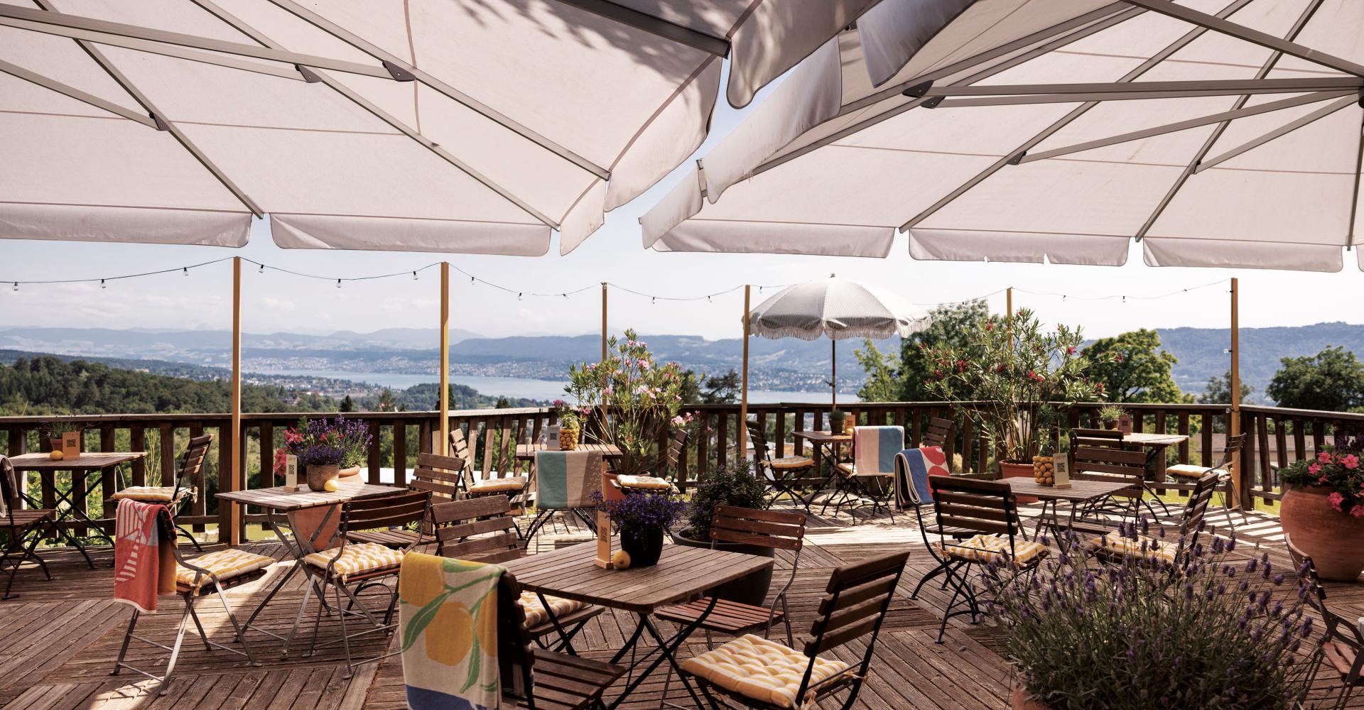 Die Terrasse mit Stühlen und Tischen des Hotels Zürichberg