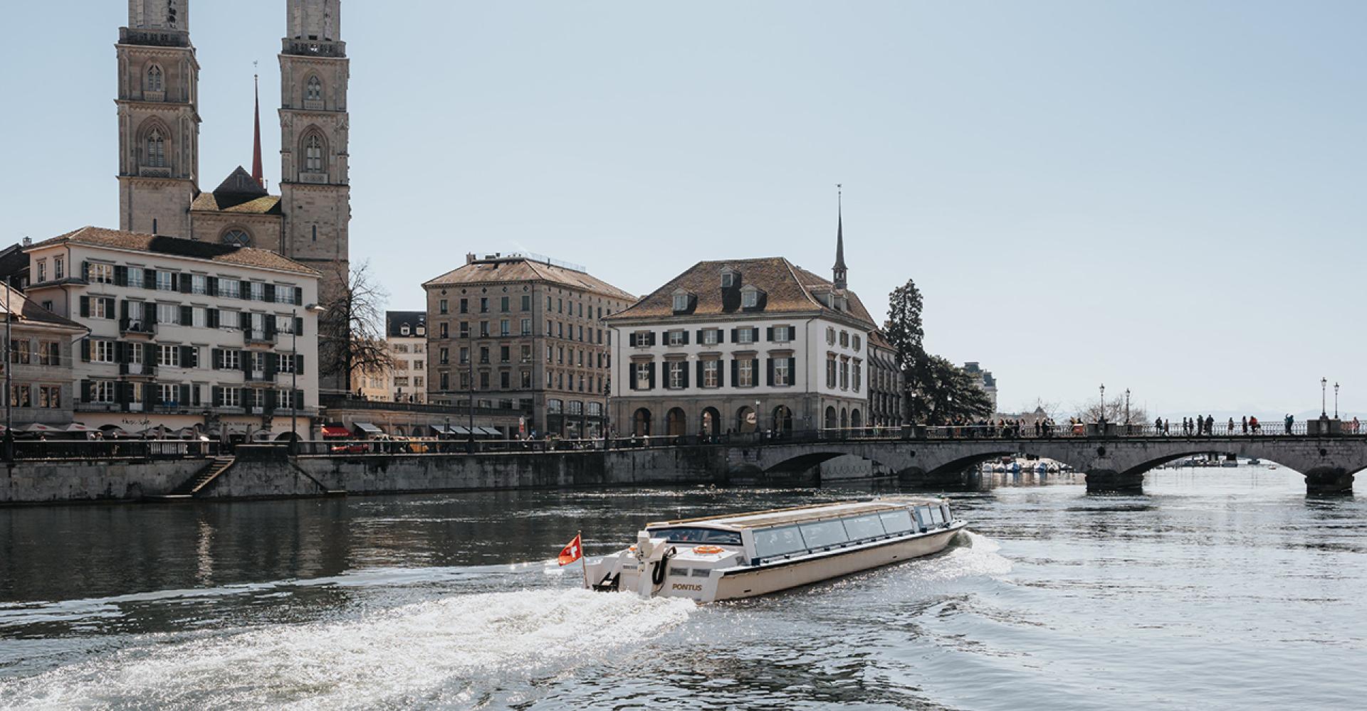 Boot auf der Limmat mit Touristen