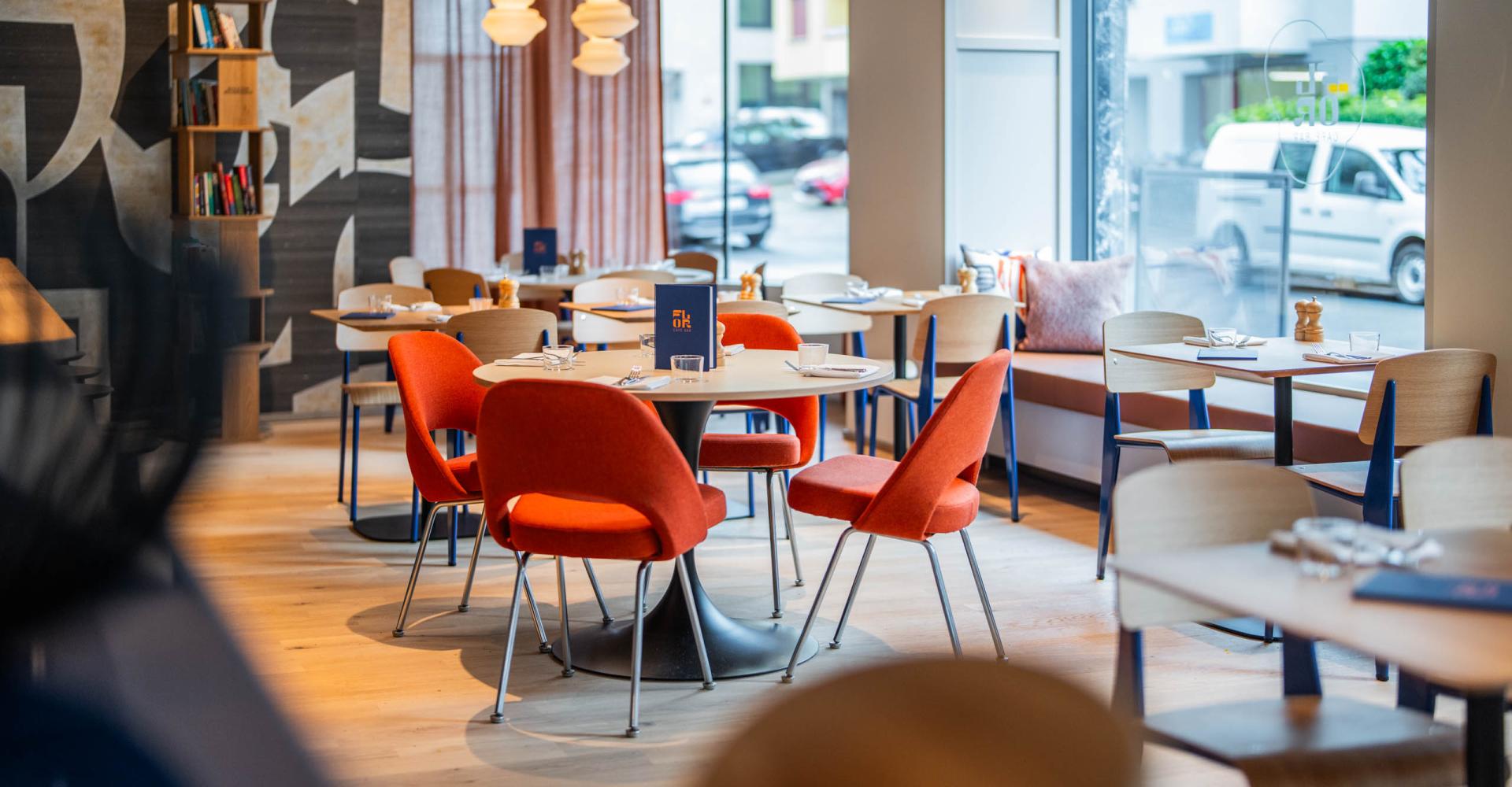 Tische und Stühle in der Cafebar Flor im Hotel Seefeld