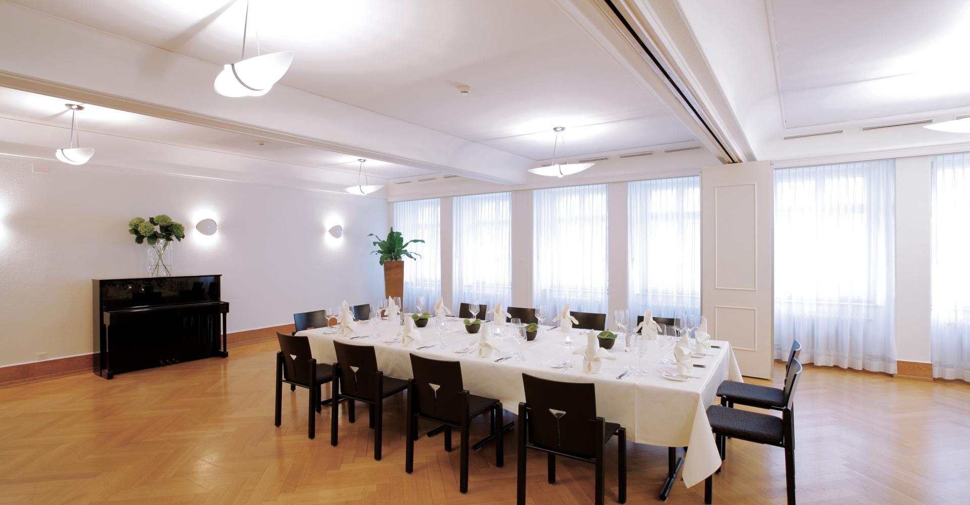 Saal im Hotel Krone das zum Bankette geschmückt ist