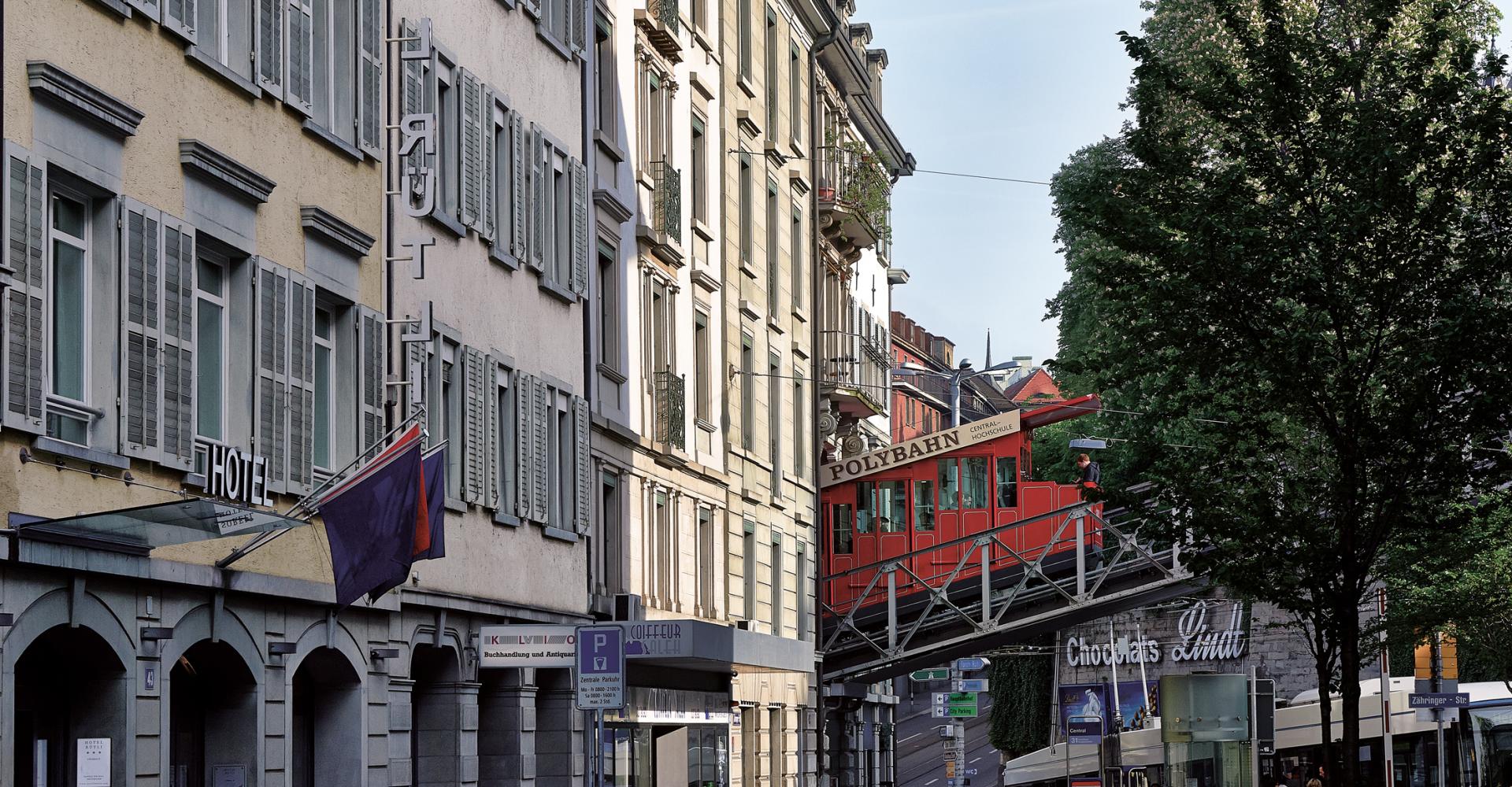 Aussenansicht Hotel Rütli mit Polybahn im Hintergrund