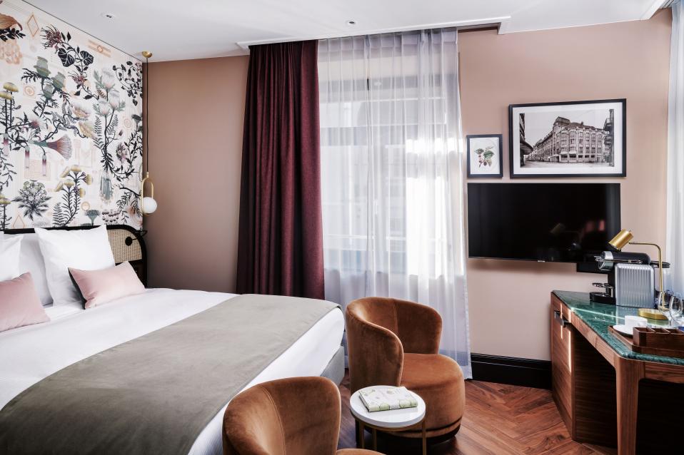 Sorell Hotel Seidenhof Cosy Doppelzimmer mit Sitzecke und Schreibtisch