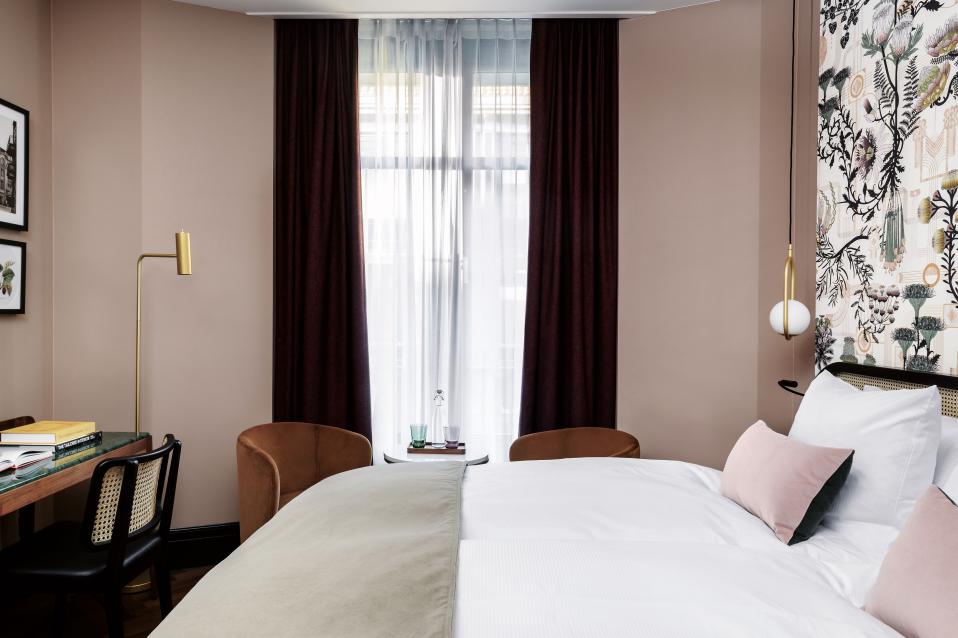 Sorell Hotel Seidenhof Standard Doppelzimmer mit Sitzecke und Schreibtisch