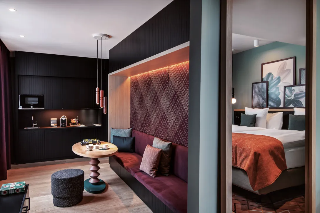 Sorell Hotel St. Peter Grand Deluxe Zimmer mit Küchennische und Sitzecke