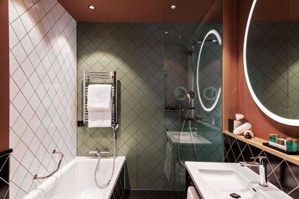 Sorell Hotel St. Peter Superior Doppelzimmer Twin Badezimmer mit Badewanne und Dusche