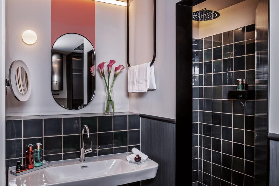 Sorell Hotel City Weissenstein Standard Doppelzimmer Badezimmer mit Dusche