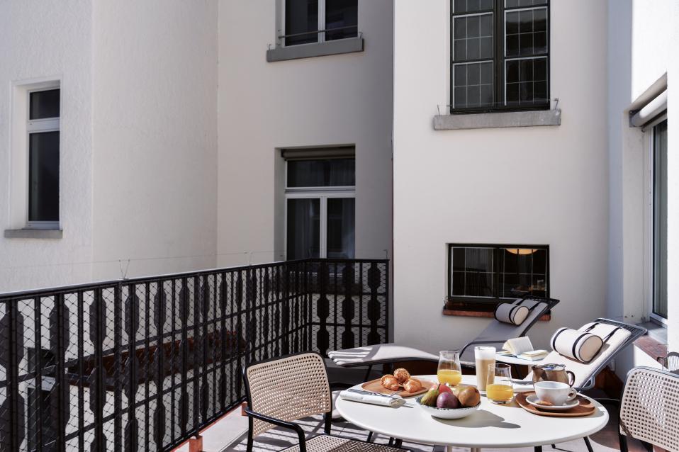 Sorell Hotel Seidenhof Suite mit Terrasse und Sitzecke