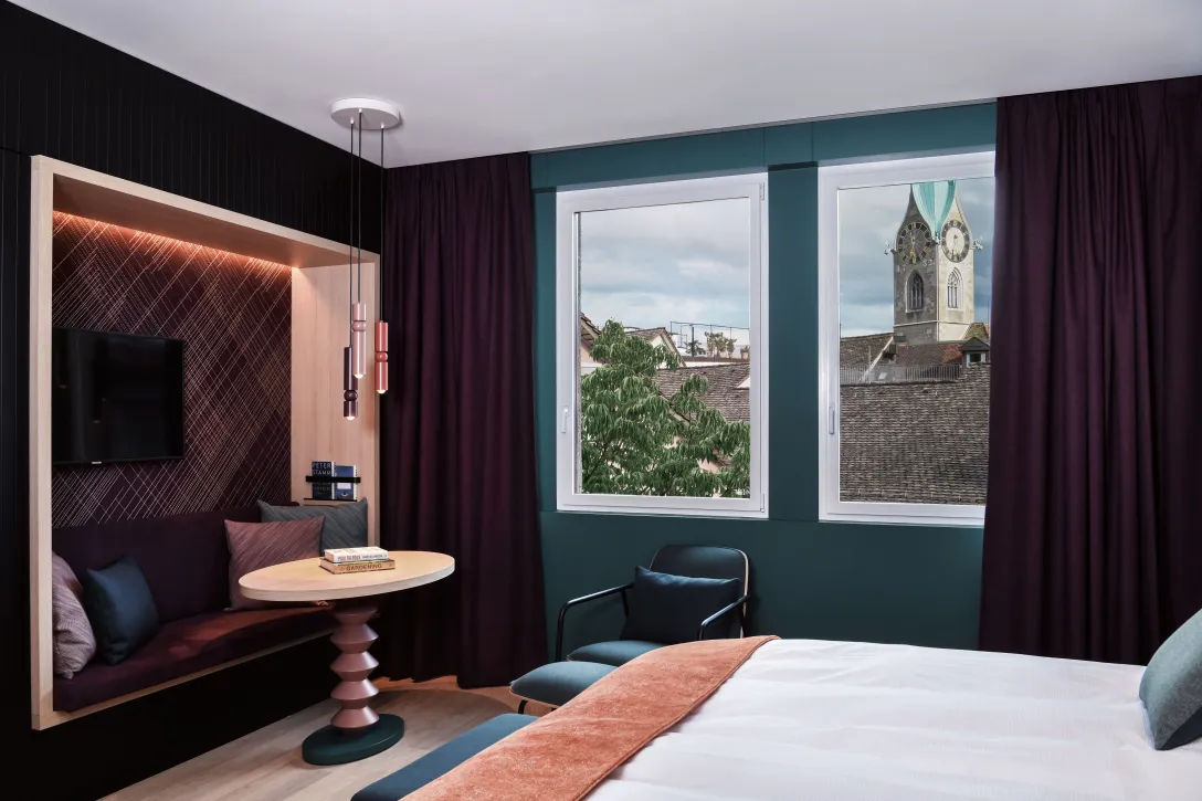 Sorell Hotel St. Peter Deluxe Doppelzimmer King / Twin Schlafzimmer mit Sitzecke und Aussicht