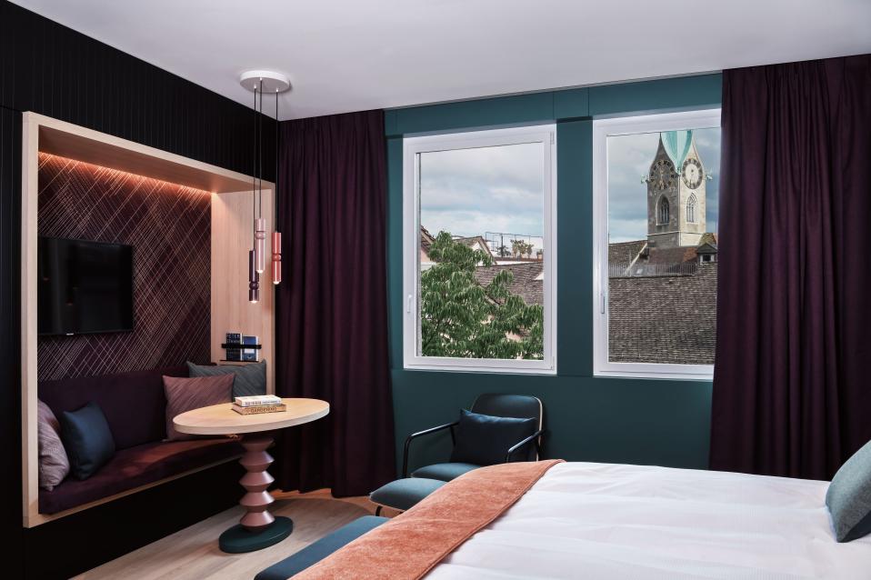 Sorell Hotel St. Peter Deluxe Doppelzimmer King / Twin  Schlafzimmer mit Sitzecke und Aussicht