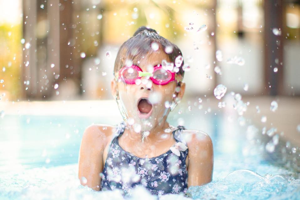 kleines Mädchen mit Taucherbrille im Schwimmbad