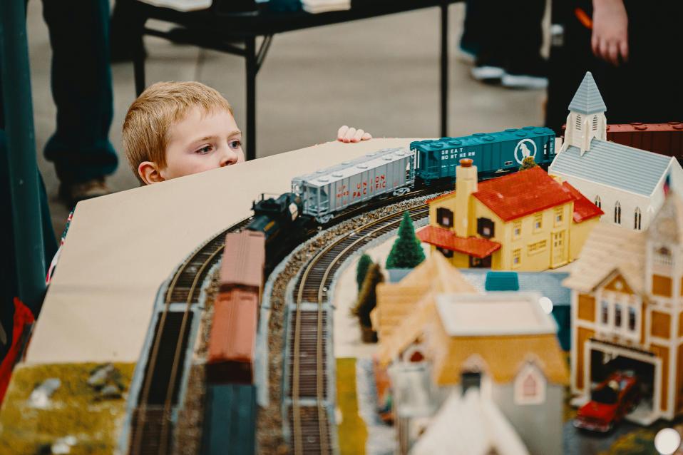 kleiner Junge bestaunt die Modeleisenbahn