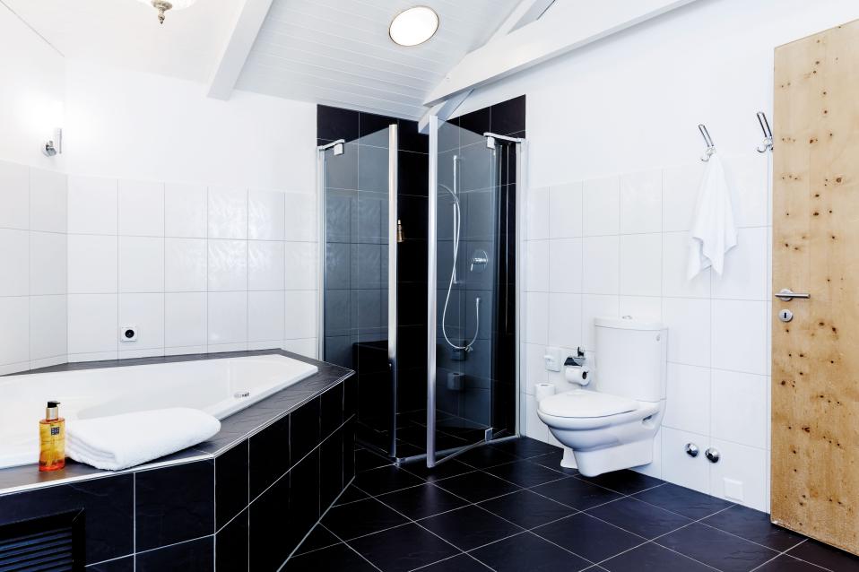 Sorell Hotel Sonnental Doppelzimmer Badezimmer mit Whirlpool und Dusche