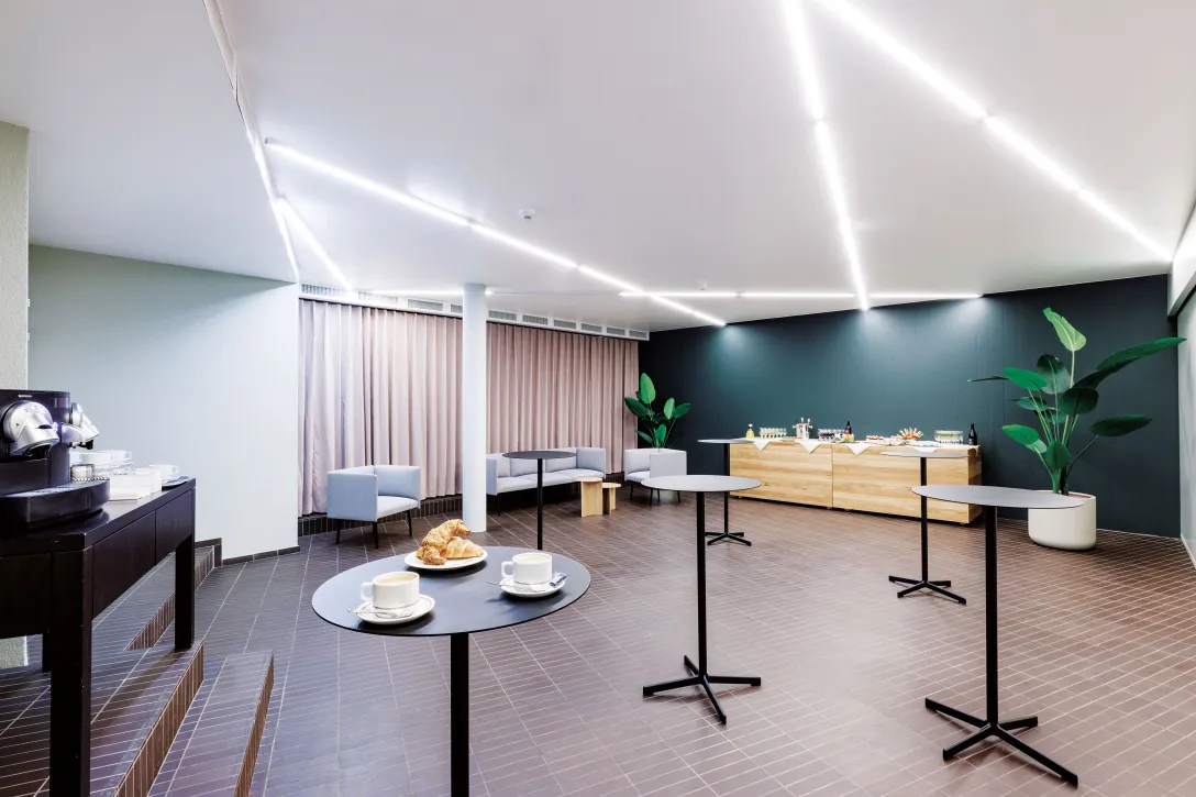 Foyer mit Stehtischen Kaffemaschine und Buffet