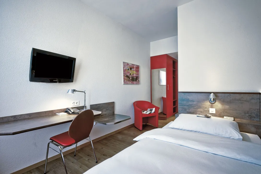 Sorell Hotel Arabelle Standard Single Schlafzimmer mit Sitzecke und Schreibtisch