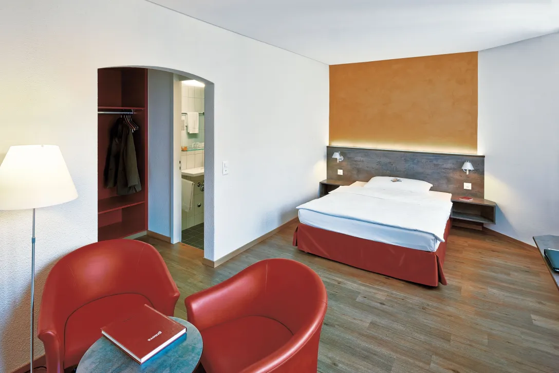 Sorell Hotel Arabelle Superior Single Schlafzimmer mit Sitzecke und Schreibtisch