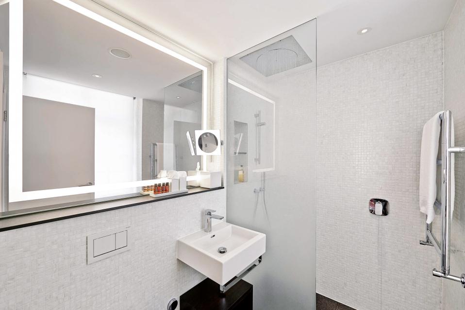 Sorell Hotel Krone Deluxe Doppelzimmer Badezimmer Regendusche