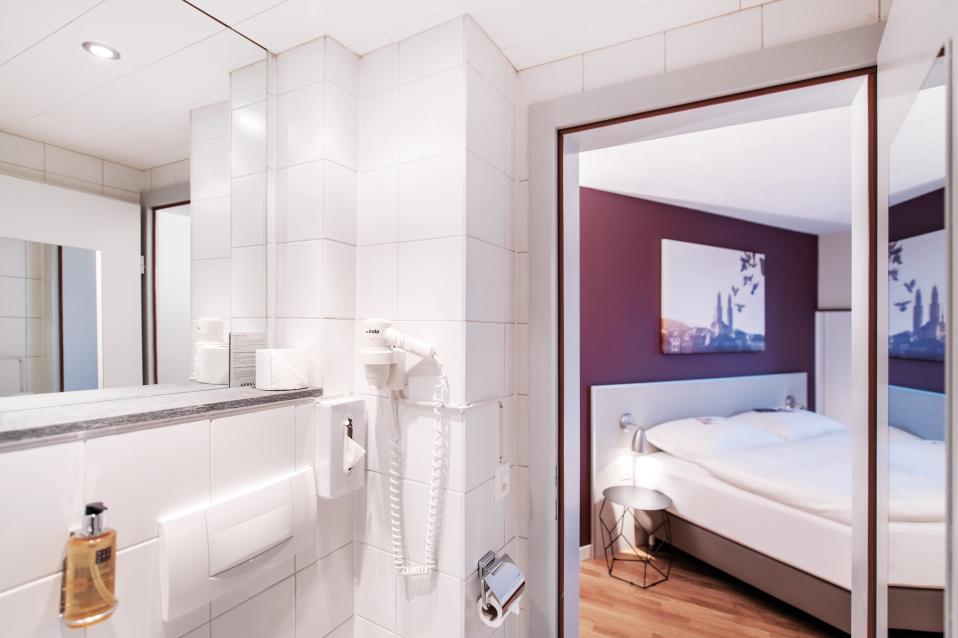 Sorell Hotel Rex Standard Doppelzimmer Queen Badezimmer mit Badewanne und Dusche