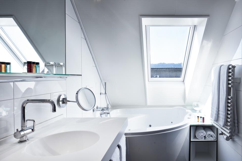 Deluxe Doppelzimmer mit Badewanne im Sorell Hotel Seefeld in Zürich