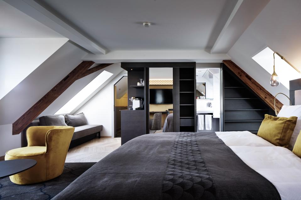 Deluxe Doppelzimmer mit Sofa und Sitzecke im Sorell Hotel Seefeld in Zürich