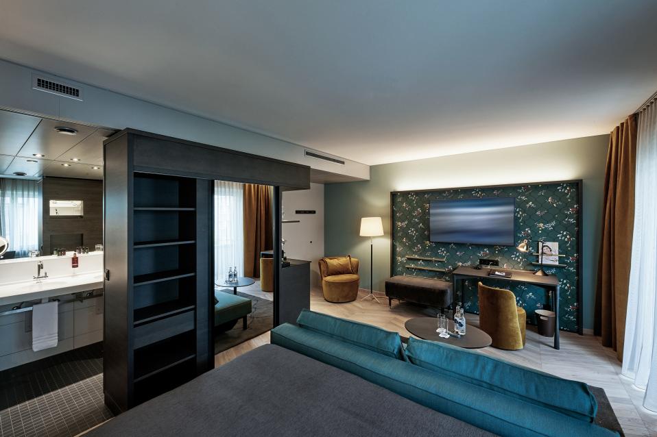 Grand Standard Doppelzimmer mit Sofa und Schreibtisch im Sorell Hotel Seefeld in Zürich