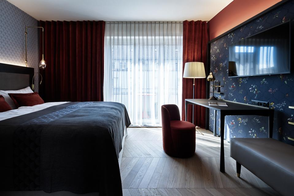 Standard Doppelzimmer mit King Bett und Schreibtisch im Sorell Hotel Seefeld in Zürich