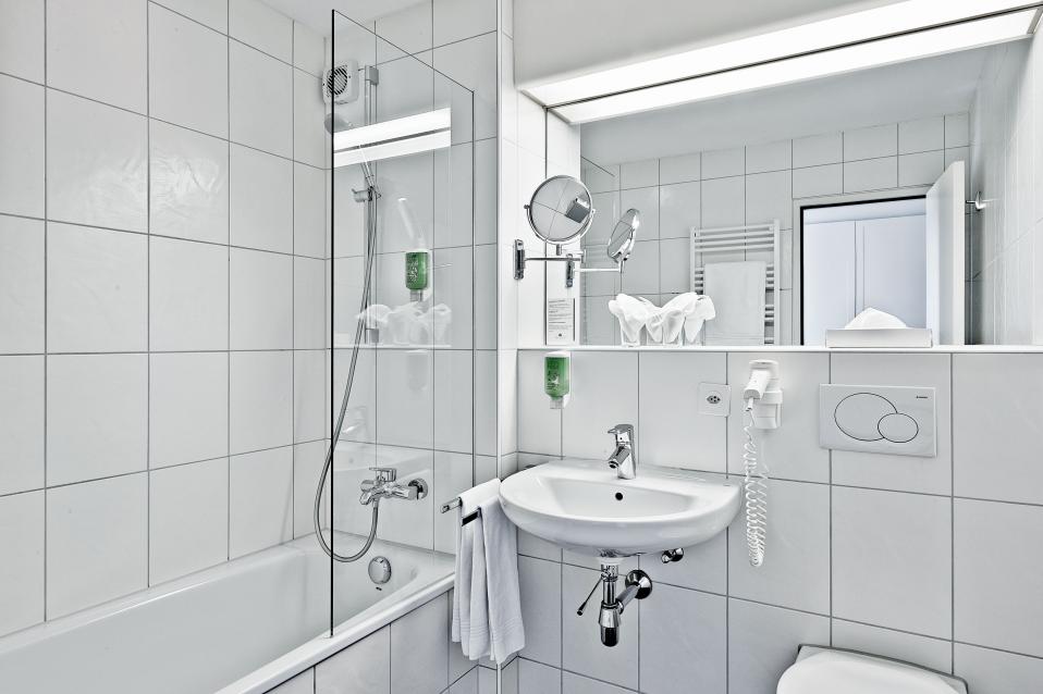 Sorell Hotel Sonnental Superior Zweibettzimmer Badezimmer mit Badewanne