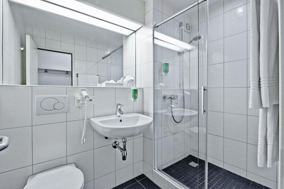 Sorell Hotel Sonnental Standard Einzelzimmer Badezimmer mit Dusche