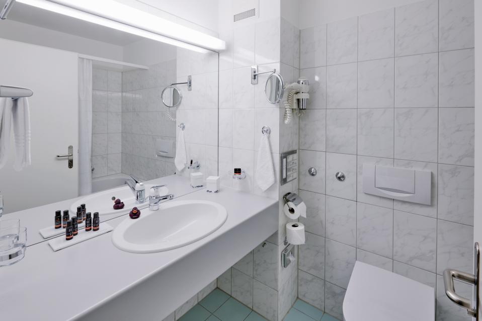 Sorell Hotel Speer Standard Einzelzimmer Badezimmer mit Badewanne und Dusche