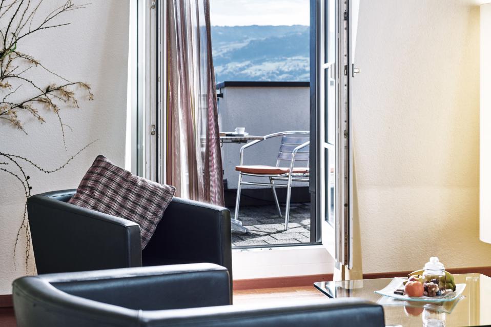 Sorell Hotel Speer Suite mit Sitzecke und Balkon mit Aussicht