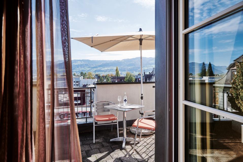 Sorell Hotel Speer Suite mit Sitzecke und Balkon mit Aussicht