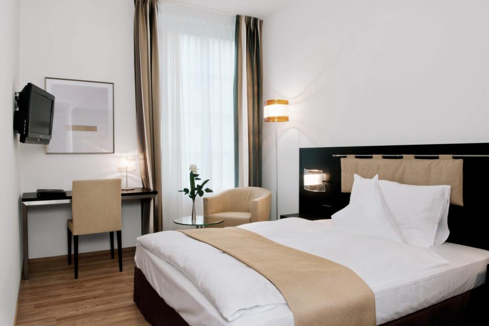 Economy Queen Zimmer mit Schreibtisch im Sorell Hotel Tamina in Bad Ragaz