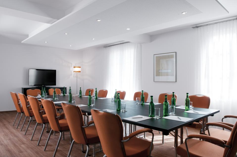 Aufnahme des Boardrooms mit Blocktisch