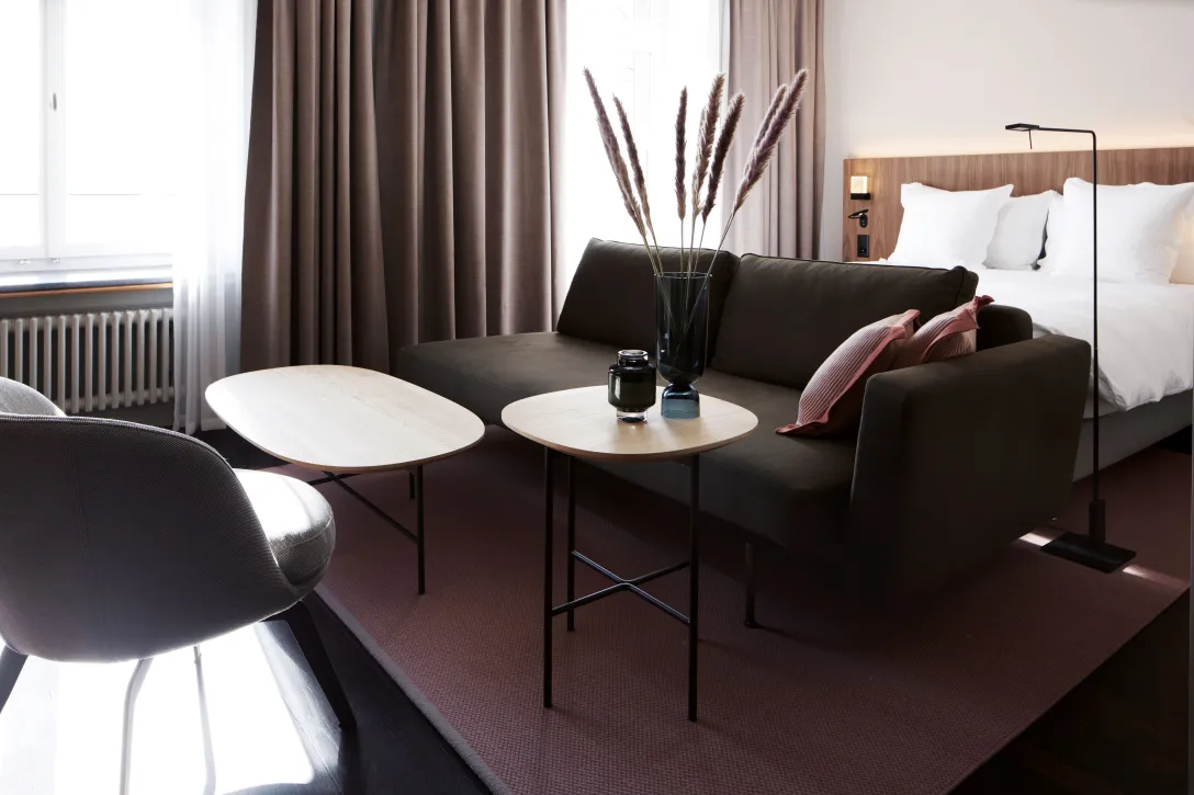 Sorell Hotel Zürichberg Grand Deluxe Zimmer mit Seeblick und Sitzecke