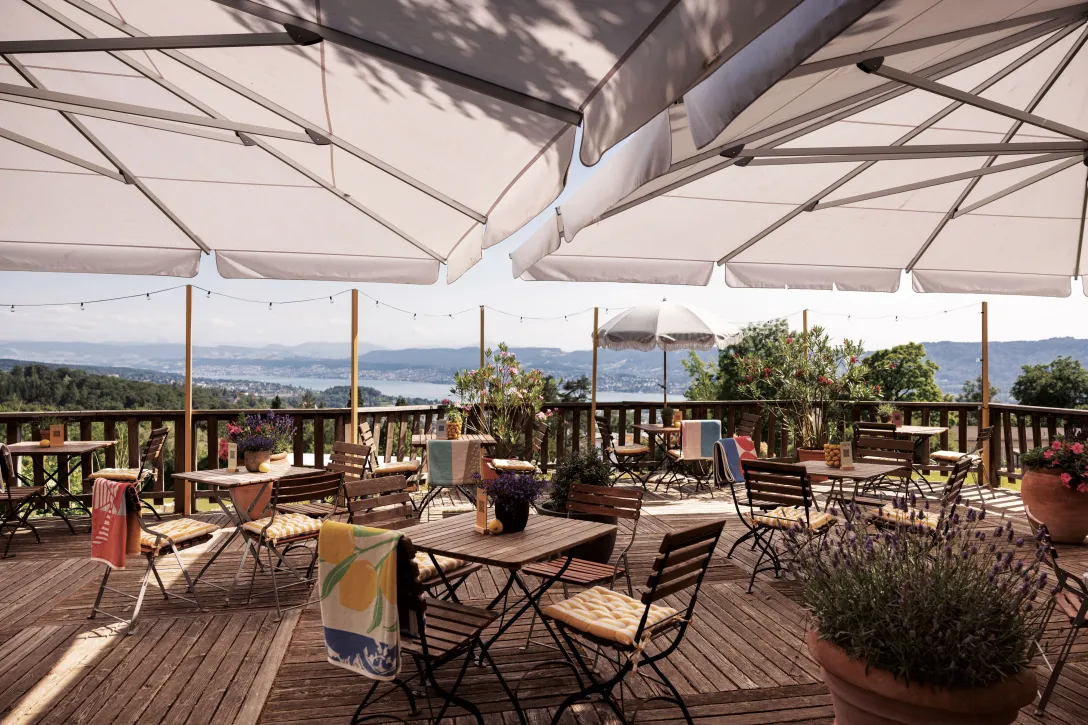 Die Terrasse mit Stühlen und Tischen des Hotels Zürichberg